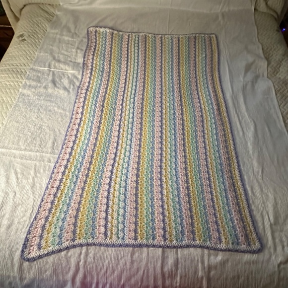 Handmade by May, Crocheted crib blanket in soft pastel colors - Picture 4 of 5